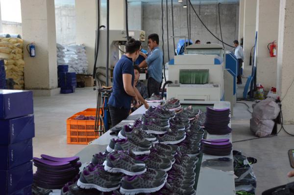 کارخانه تولید انواع کفش های اسپرت و رسمی